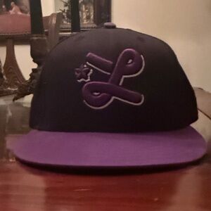 Men’s Lrg fitted black and purple hat 71/4 size